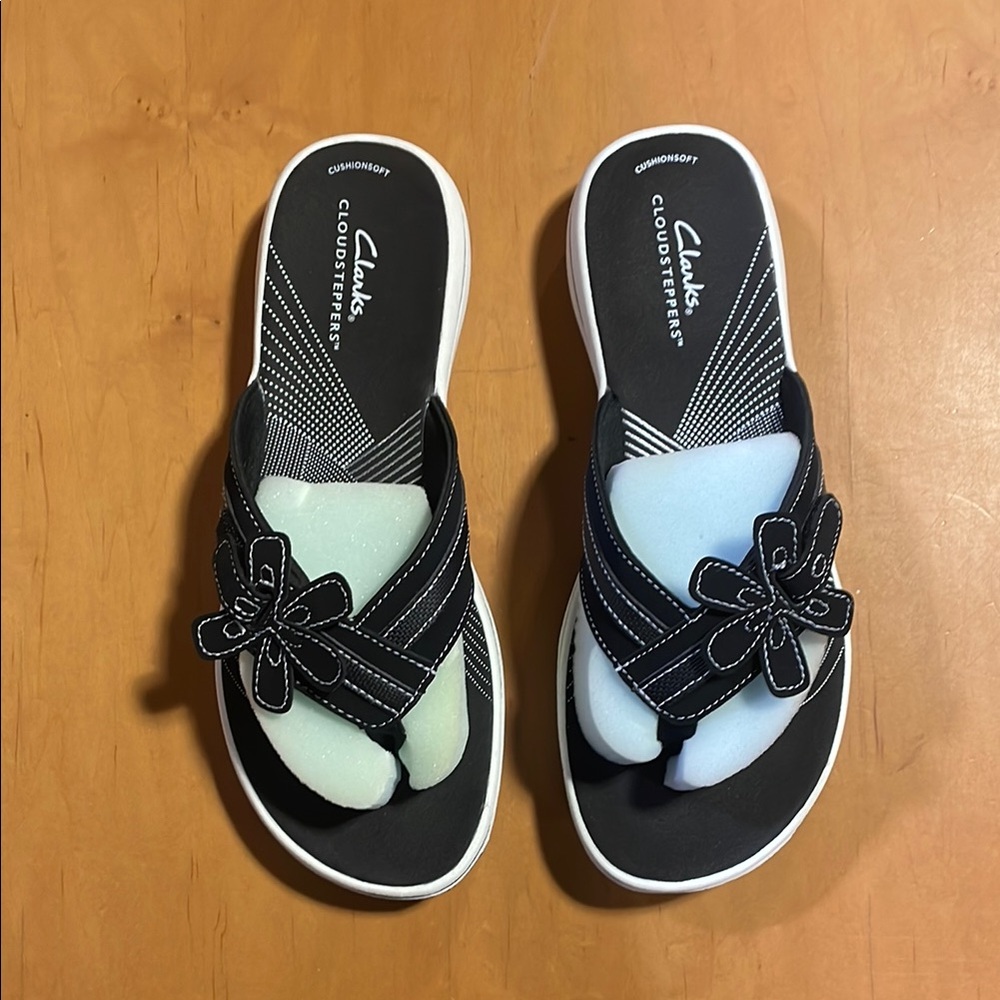 Clarks - Womens Brinkley Flora Flip Flops, size 8 US womens, color black/white. - Picture 2 of 5